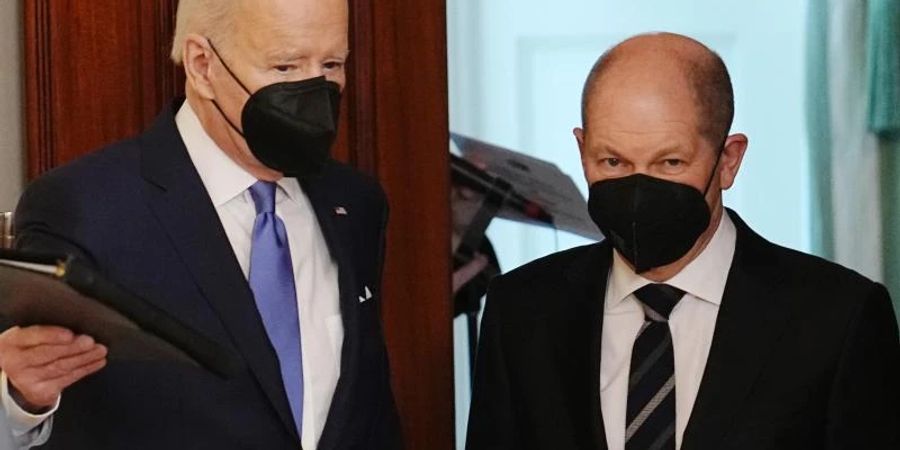 Bundeskanzler Olaf Scholz (r.) und US-Präsident Joe Biden kommen zu einer Pressekonferenz im Weissen Haus. Foto: Kay Nietfeld/dpa