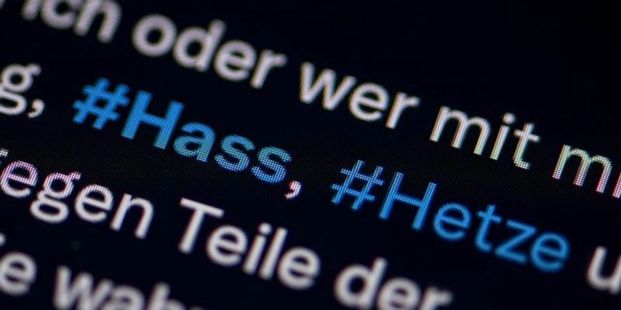 Nach der Tötung von zwei Polizisten geht Rheinland-Pfalz gegen Hass und Hetze im Internet vor. Foto: Fabian Sommer/dpa