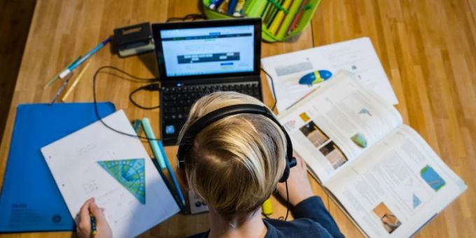 Schüler beim Homeschooling Schüler beim Homeschooling