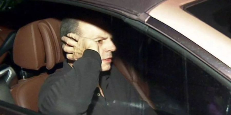 Thomas Drach, verurteilter Reemtsma-Entführer, verlässt im Jahr 2013 nach 15-jähriger Haft das Gefängnis Hamburg-Fuhlsbüttel im Auto seines Anwalts. Foto: TV News Kontor/dpa