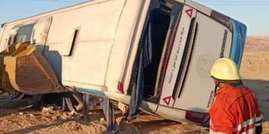 Mitarbeiter kümmern sich um den verunglückten Bus in der ägyptischen Provinz Südsinai. Foto: -/XinHua/dpa