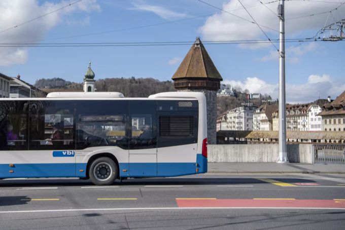Ein Bus fährt neben der Kappelbrücke in Luzern vorbei. luzern