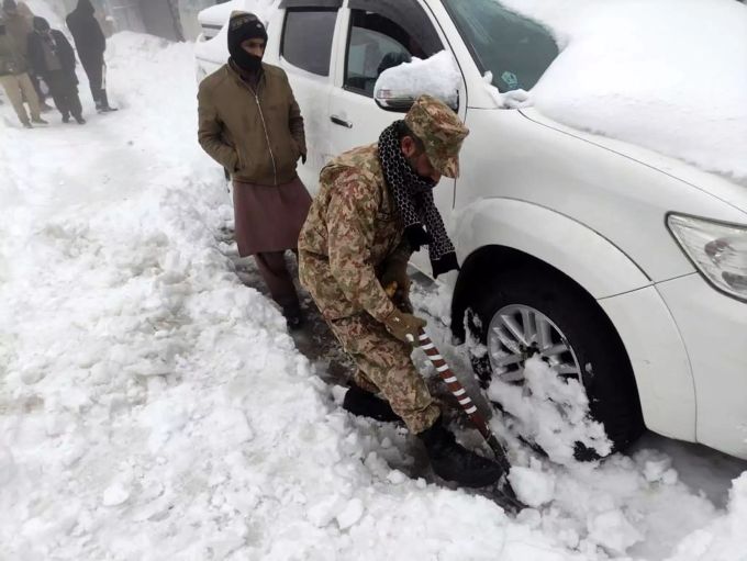 Die Regierung hat die pakistanische Armee eingesetzt, um bei starkem Schneefall gestrandete Touristen zu retten. Pakistan