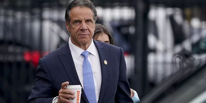 ARCHIV - Andrew Cuomo geht zu einem Hubschrauber, nachdem er seinen Rücktritt als New Yorker Gouverneur bekannt gegeben hat. Foto: Seth Wenig/AP/dpa ARCHIV - Andrew Cuomo geht zu einem Hubschrauber, nachdem er seinen Rücktritt als New Yorker Gouverneur bekannt gegeben hat. Foto: Seth Wenig/AP/dpa