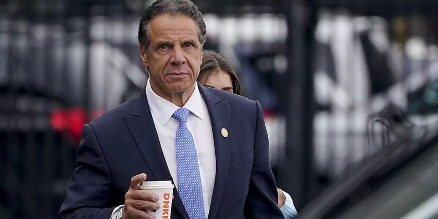 ARCHIV - Andrew Cuomo geht zu einem Hubschrauber, nachdem er seinen Rücktritt als New Yorker Gouverneur bekannt gegeben hat. Foto: Seth Wenig/AP/dpa