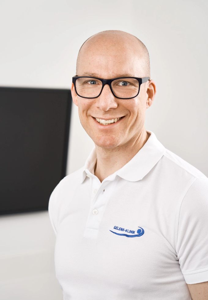 David-Christopher Kubosch ist Facharzt für Orthopädie, Unfallchirurgie und Wirbelsäulenchirurgie in der Gelenk-Klinik Gundelfingen. Porträtfoto Mann Arzt