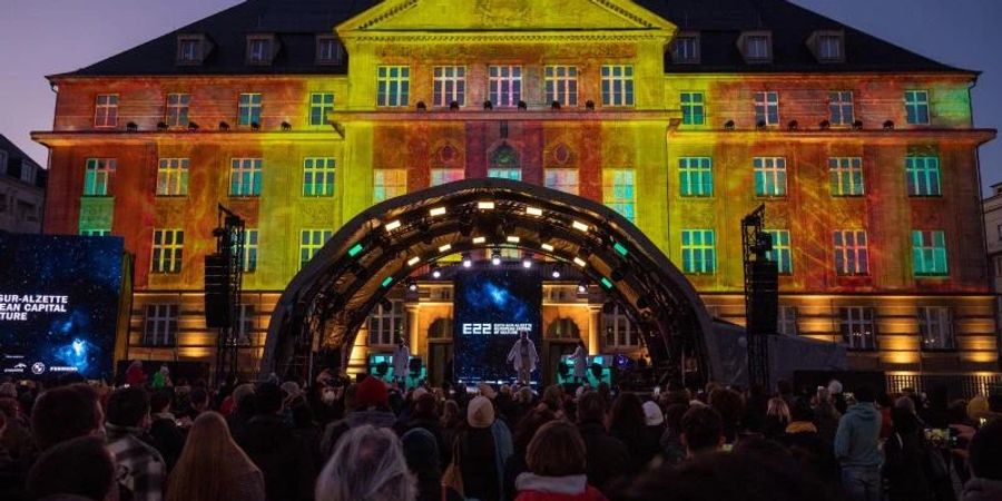 Das Rathaus in Esch-sur-Alzette wird bei der Eröffnung der Stadt als Kulturhauptstadt Europas farbenprächtig angestrahlt. Foto: Harald Tittel/dpa