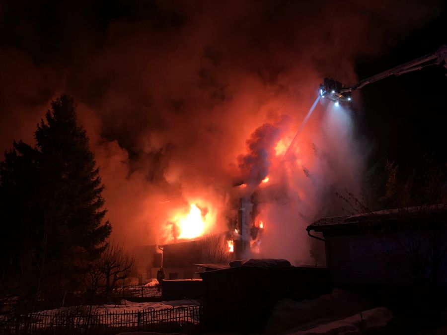 Inzwischen konnte das Feuer unter Kontrolle gebracht werden.