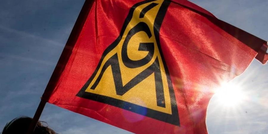 Eine Fahne mit dem Logo der IG Metall. Foto: Daniel Bockwoldt/dpa/Daniel Bockwoldt