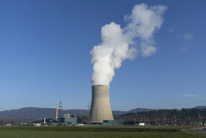 Dampf strömt aus dem Kühlturm des Kernkraftwerks Gösgen. Wegen der Energiekrise erhöht der Kanton Aargau seine Stromrpeise um 25 Prozent. Akw
