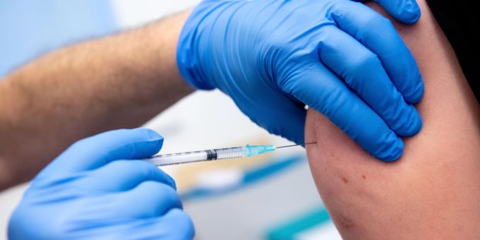 Ein Mitarbeiter der Asklepios Klinik wird von einem Kollegen mit dem Corona-Impfstoff von Biontech/Pfizer geimpft. Ein Mitarbeiter der Asklepios Klinik wird von einem Kollegen mit dem Corona-Impfstoff von Biontech/Pfizer geimpft.