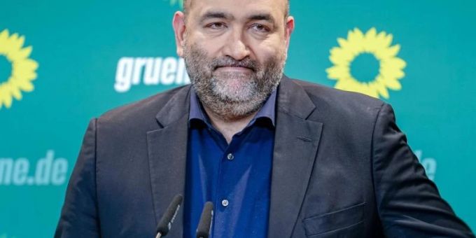 Kritisiert IOC-Präsident Thomas Bach: Omid Nouripour, Bundesvorsitzender von Bündnis 90/Die Grünen. Foto: Kay Nietfeld/dpa Kritisiert IOC-Präsident Thomas Bach: Omid Nouripour, Bundesvorsitzender von Bündnis 90/Die Grünen. Foto: Kay Nietfeld/dpa