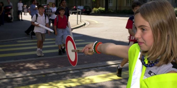 Die Beratungsstelle für Unfallverhütung (BFU) fordert, dass künftig nur noch Erwachsene den Patrouillendienst auf dem Schulweg verrichten. (Archivbild) bfu