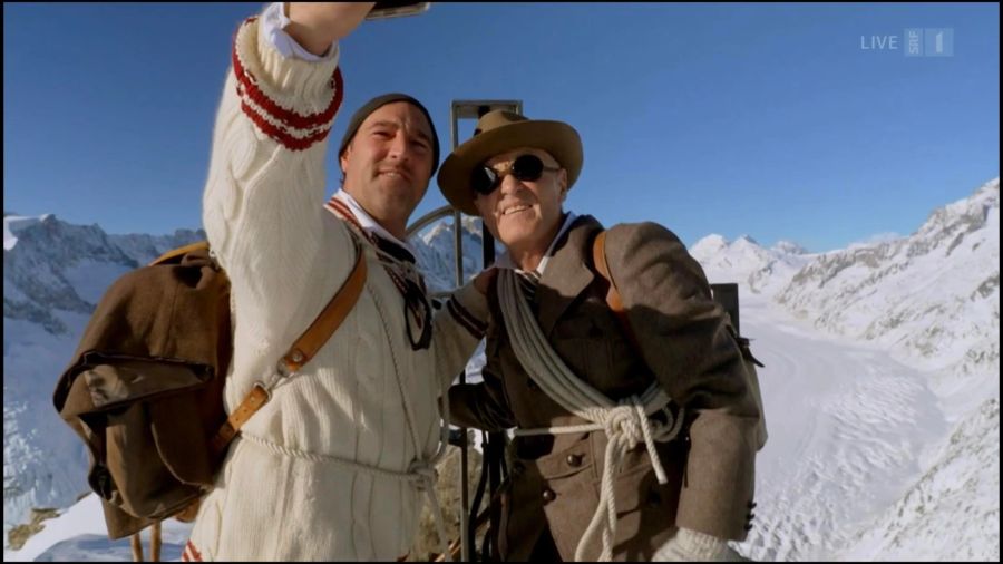 Salar und Kilian schiessen ein Gipfel-Selfie.