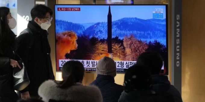 Eine Nachrichtensendung zeigt Passanten in Seoul ein Bild des nordkoreanischen Raketenstarts. Foto: Ahn Young-Joon/AP/dpa nordkorea