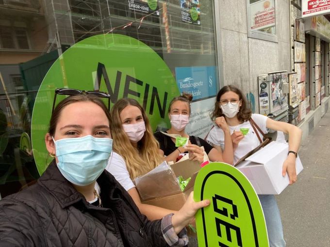 Rahel Zingg ist auch im regionalen Vorstand von Operation Libero Zürich. Hier vor einer Aktion gegen das PMT mit Flyern und Give-Aways: Pfefferminz mit der Aufschrift «Anti-Repressiva». Rahel Zingg GLP