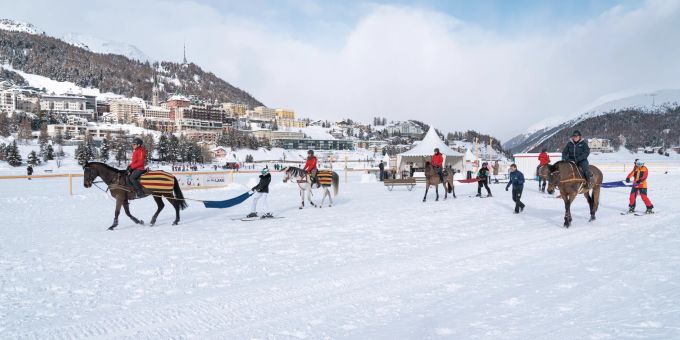 Ein besonderes Erlebnis: Berittenes Skijöring auf dem St. Moritzersee. Berittenes Skijöring St. Moritz