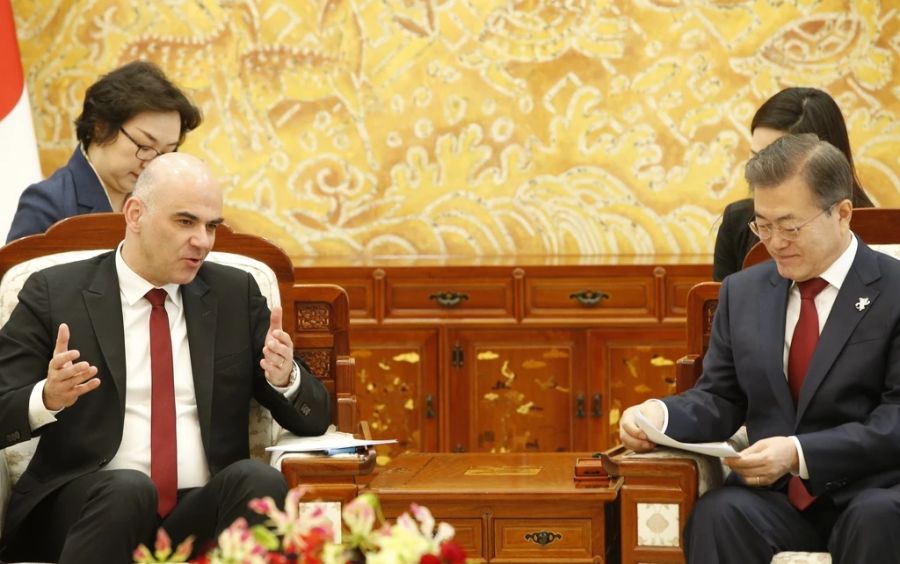 Bundespräsient Alain Berset (links) spricht mit Südkoreas Präsident Moon Jae-in (rechts) während einem Treffen im «Blauen Haus» in Seoul, im Rahmen des Besuchs der Eröffnungszeremonie der Spiele in Pyoengchang.