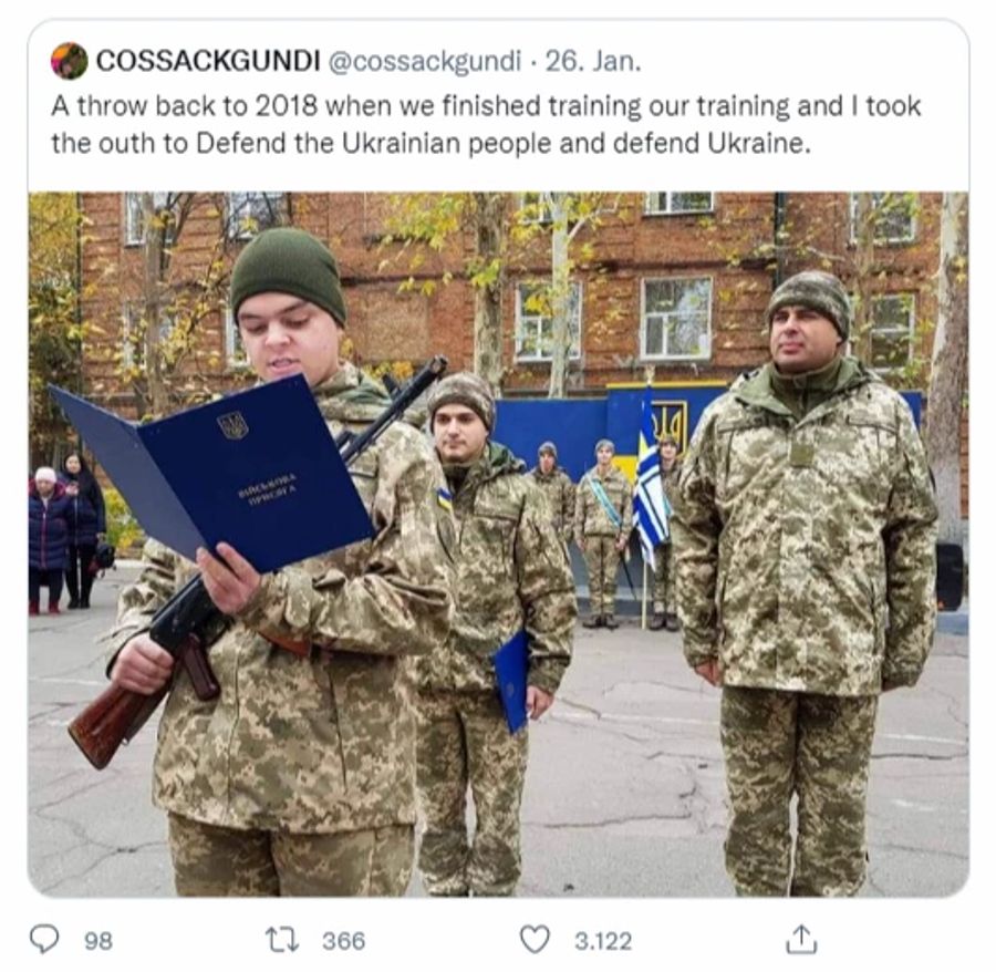 Aiden Aslin (l) schwört nach dem Training mit der ukrainischen Armee dem Land seine Treue. Bislang kämpfte er im Ukraine-Krieg.