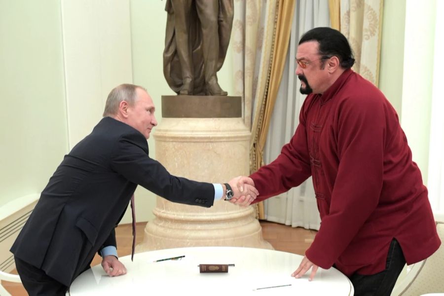 Russlands Staatschef Wladimir Putin und US-Actionstar Steven Seagal bei einem Treffen im November 2016 im Kreml.