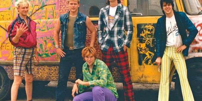 Die Toten Hosen vor ihrem Tourbus Die Toten Hosen