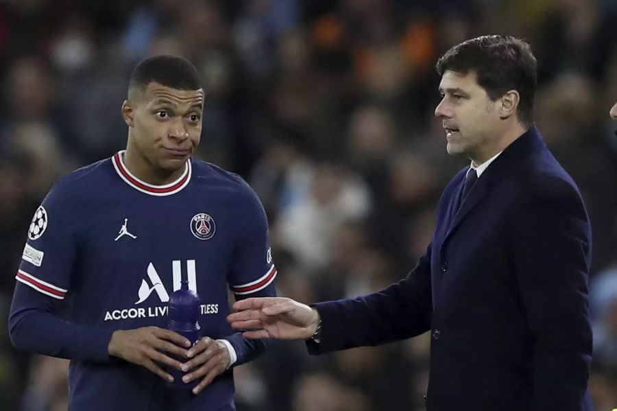 Kylian Mbappé und Mauricio Pochettino in einem Gespräch.