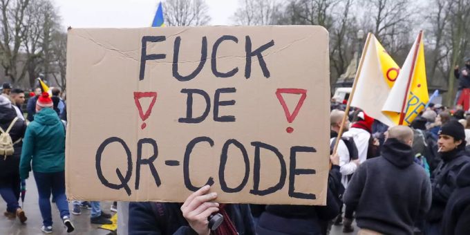 Auf einem Transparent steht «Fuck de QR-Code». Belgien Coronavirus