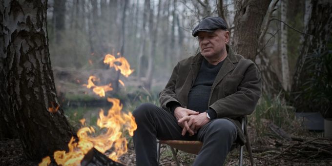 Noch sind es keine Irrlichter: Kriminalrat a. D. Thorsten Krüger (Christian Redl) sitz sinnend am Feuer. Noch sind es keine Irrlichter: Kriminalrat a. D. Thorsten Krüger (Christian Redl) sitz sinnend am Feuer.