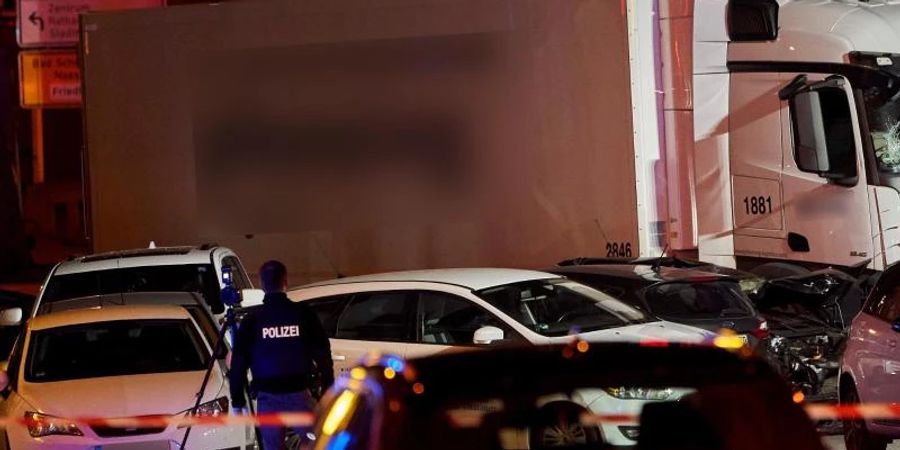 Ein Polizist dokumentiert mit einer Kamera die Unfallstelle, an der ein Lastwagen in Limburg auf mehrere vor einer roten Ampel vor dem Landgericht stehende Fahrzeuge aufgefahren ist (2019). Foto: Sascha Ditscher/dpa