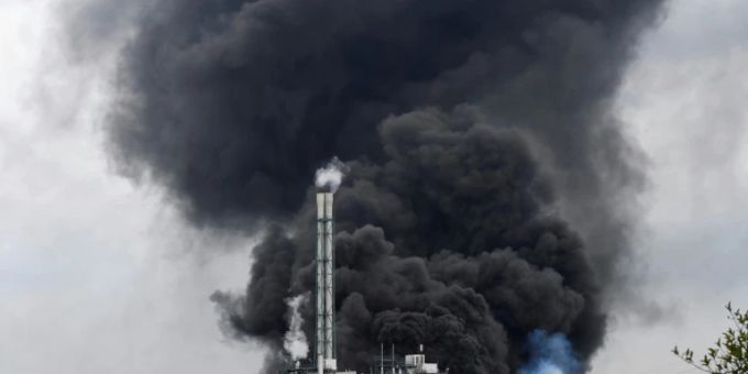 Rauchsäule über dem brennenden Tanklager Rauchsäule über dem brennenden Tanklager