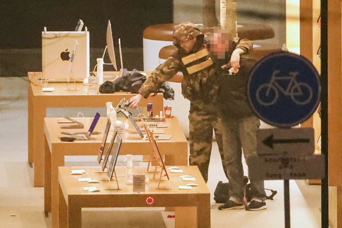 Der Geiselnehmer (links) mit einer Geisel im Apple-Store in Amsterdam. Amsterdam