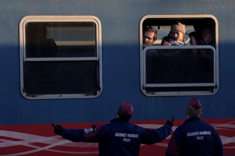 Flüchtlinge, die vor dem Ukraine-Krieg fliehen, kommen am 6. März 2022 am Bahnhof von Zahony, Ungarn, an.