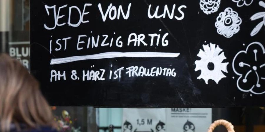 «Jede von ist einzigartig - Am 8. März ist Frauentag»: Ein Schild vor einem Blumenladen in Hannover. Foto: Julian Stratenschulte/dpa