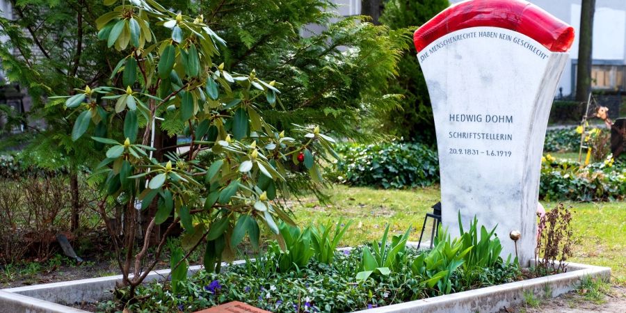 Auf dem St.-Matthäus-Kirchhof in Schöneberg ist das Grab von Hedwig Dohm.