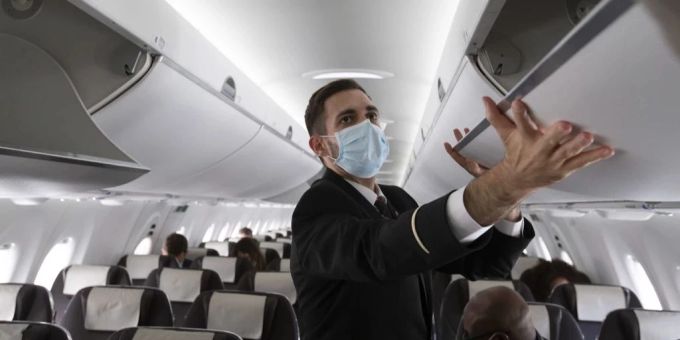Solche Bilder gehören bald der Vergangenheit an: Die Swiss streicht die Maskentragpflicht an Bord – zumindest teilweise. Swiss maske