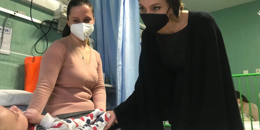 Angelina Jolie besucht ein ukrainisches Kind im Vatikan-Kinderkrankenhaus.