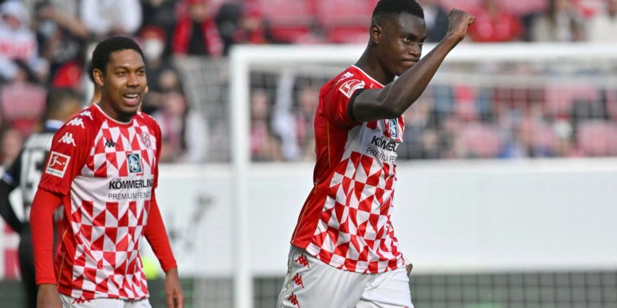 Moussa Niakhate (r) sorgte beim Mainzer Sieg mit seinem Tor für die Vorentscheidung.