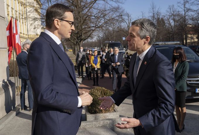 Mateusz Morawiecki (L) spricht mit Ignazio Cassis. cassis