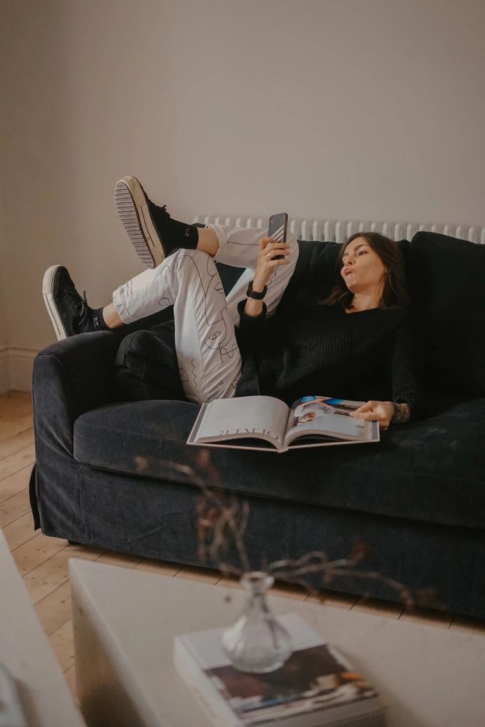 Wer seine eigenen Versprechen nicht hält, stärkt stattdessen den Glauben, dass er nichts auf die Reihe kriegt. Frau auf dem Sofa