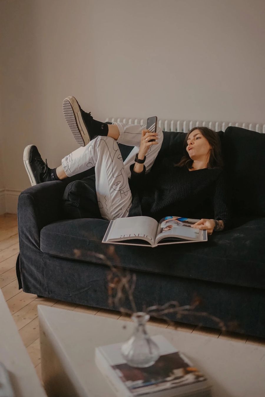 Frau auf dem Sofa