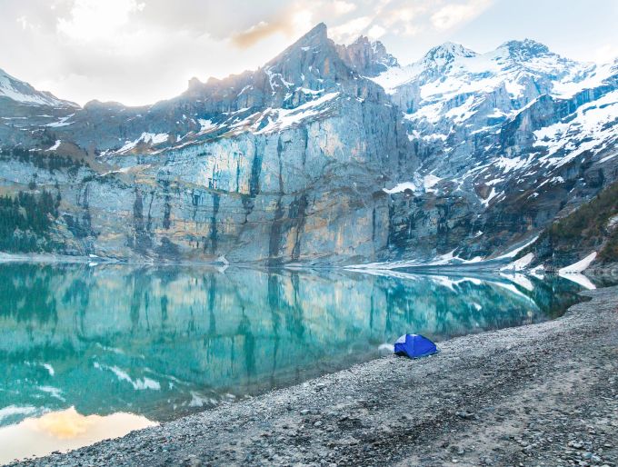 Im Winter kann man eine gemütliche Abfahrt mit dem Schlitten bis zum Oeschinensee geniessen und dabei die frische Bergluft einatmen. Skiferien
