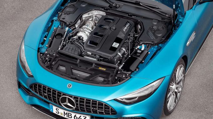 Der elektrische Turbolader des 381PS-starken Mercedes-AMG SL 43 wurde von F1-Technologie abgeleitet Mercedes-AMG SL 43