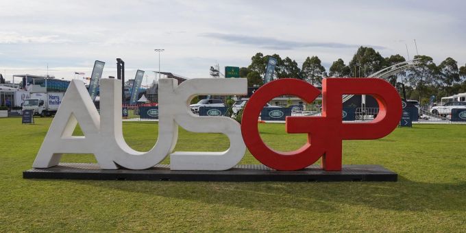 Ein Logo des Grand Prix steht am Albert Park Circuit. Ein Logo des Grand Prix steht am Albert Park Circuit.