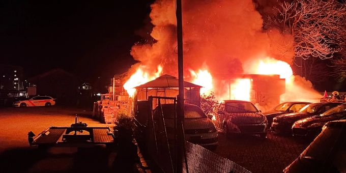 Arbon TG: Vier Autos bei Vollbrand eines Bürocontainers beschädigt. Kantonspolizei Thurgau