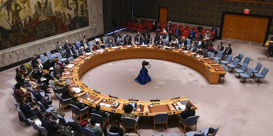 Bei einer Dringlichkeitssitzung des UN-Sicherheitsrats erklärte Rosemary DiCarlo, UN-Beauftragte für politische Angelegenheiten, dass Russland Berichten zufolge Streumunition in der Ukraine einsetzt. Foto: Seth Wenig/AP/dpa