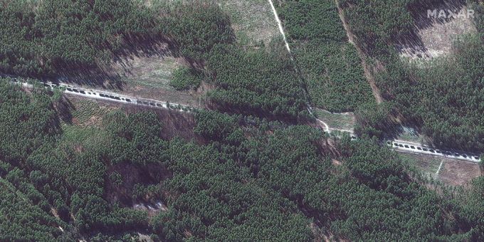Satellitenbilder, die den kilometerlangen russischen Konvoi von oben zeigen. satellitenbilder ukraine krieg