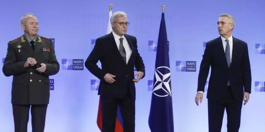 Nato-Generalsekretär Jens Stoltenberg (r) begrüsst den stellvertretenden russischen Aussenminister Alexander Gruschko (M) und den stellvertretenden russischen Verteidigungsminister Alexander Fomin in Brüssel. Foto: Olivier Hoslet/Pool EPA/AP/dpa