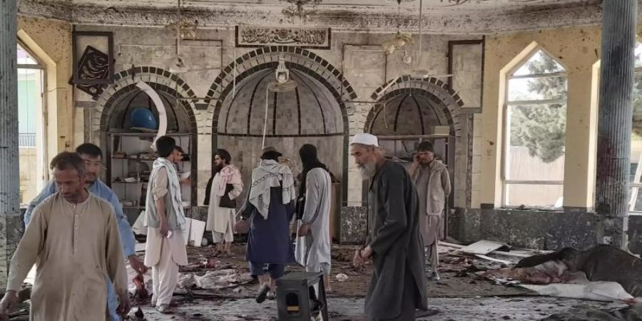 Menschen betrachten die Schäden in der attackierten Moschee in Kundus. Foto: Abdullah Sahil/AP/dpa