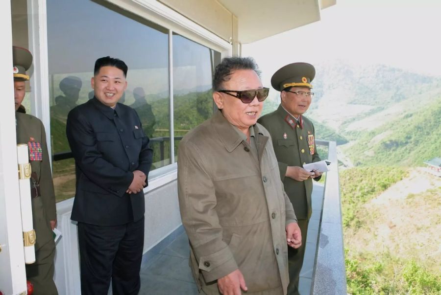 Kim Jong-Un und sein Vater und Vorgänger Kim Jong-Il bei der Besichtigung eines Kraftwerks am 29. Mai 2011.