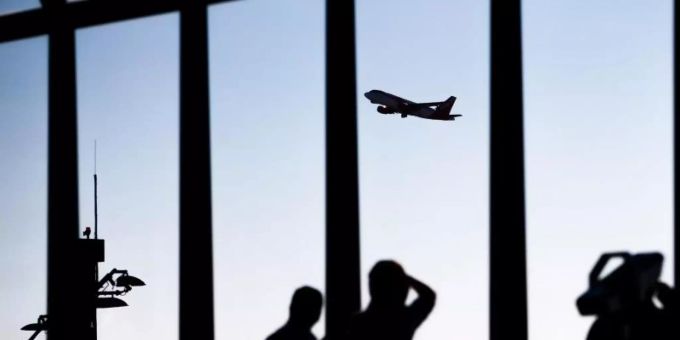 Blick von der Besucherterrasse am Berliner Flughafen auf ein startendes Flugzeug. Foto: Christoph Soeder/dpa Blick von der Besucherterrasse am Berliner Flughafen auf ein startendes Flugzeug. Foto: Christoph Soeder/dpa